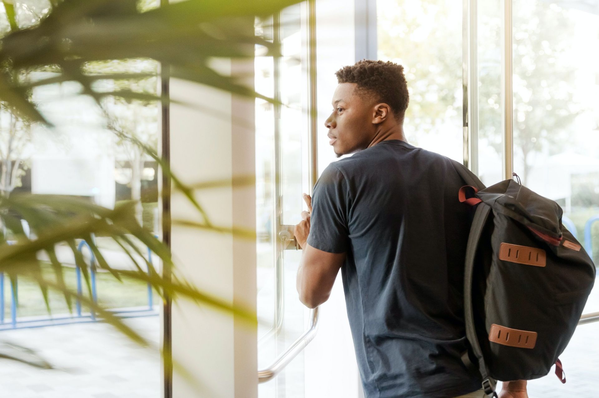 Ein Student verlässt das Hochschulgebäude