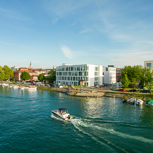 Der Campus der HTWG Konstanz mit Seerhein im Vordergrund Der Campus der HTWG Konstanz mit Seerhein im Vordergrund